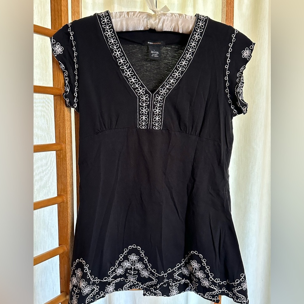 BCBG Max Aria V neck Embroidered Short Sleeve Boho Floral Top Large